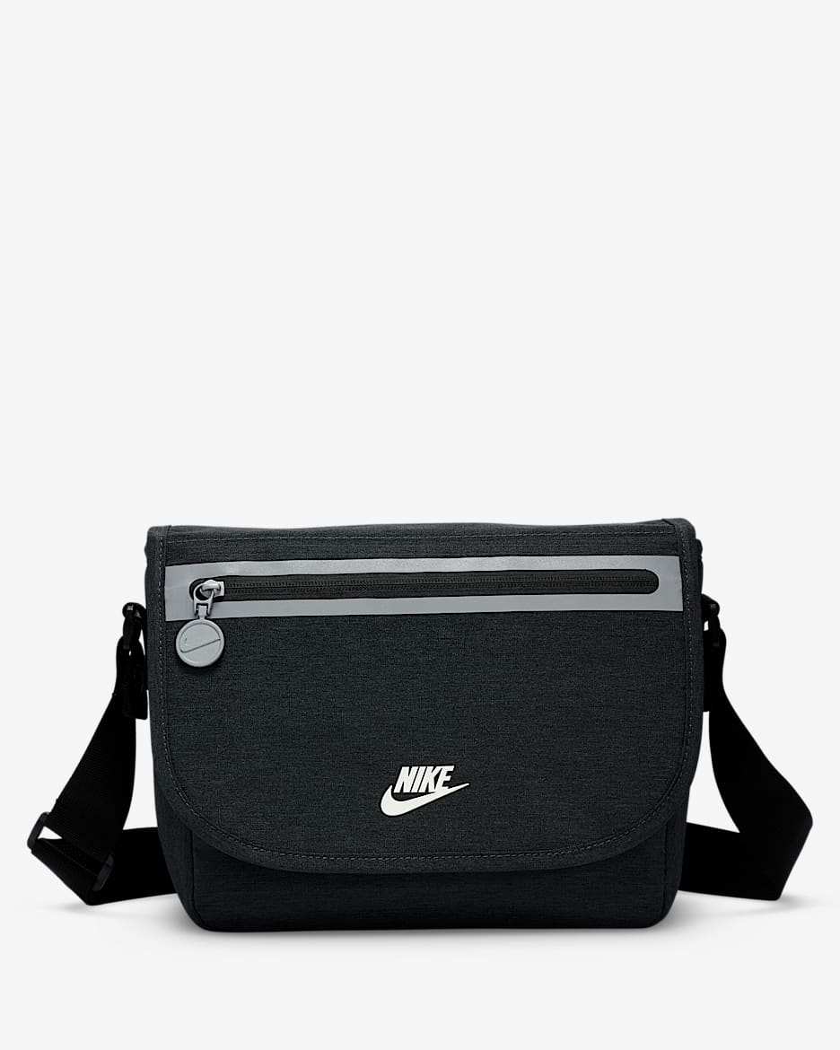★NIKE★FUTURA MESSENGER ランチトートバッグ★追跡可 Nike Futura Messenger Lunch Tote (7.5L). Nike.com